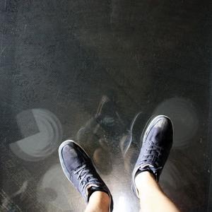 Füße auf einem Glasboden